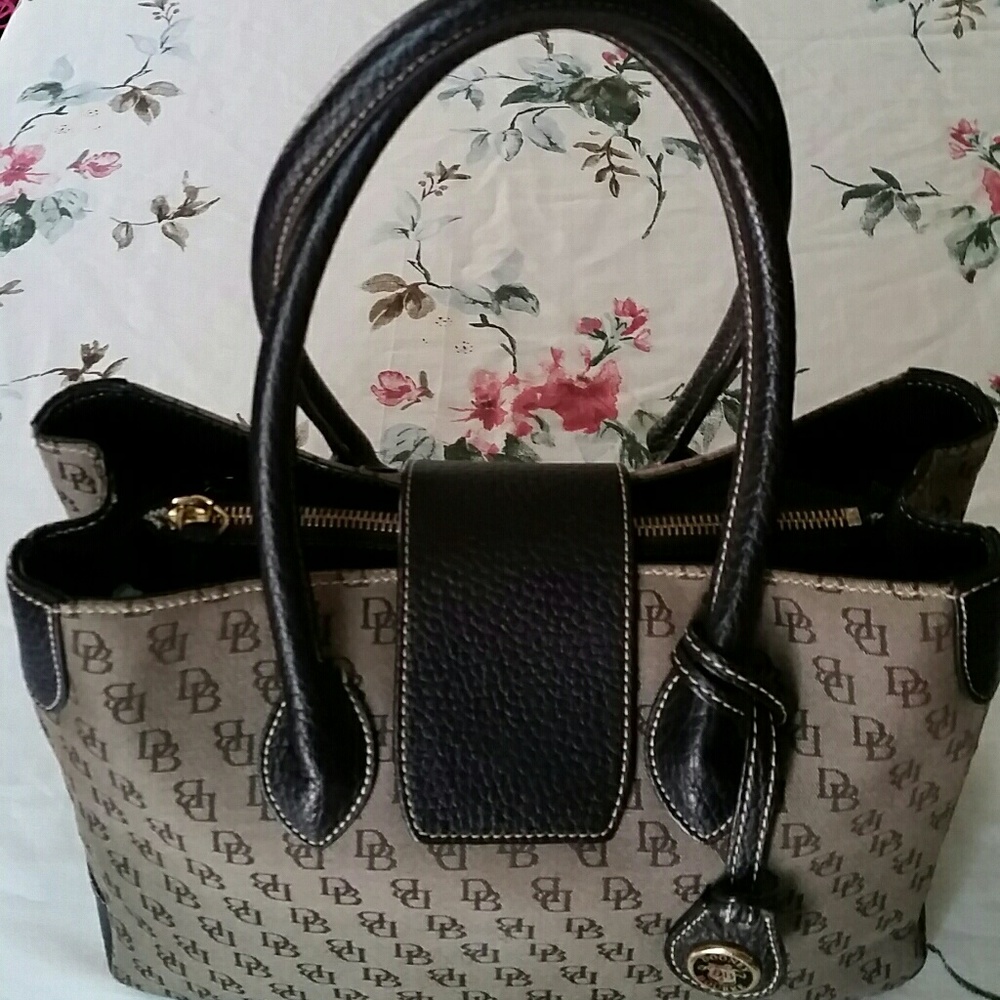 DOONEY AND BOURKE SIGNATURE HANDBAG IN GGPC